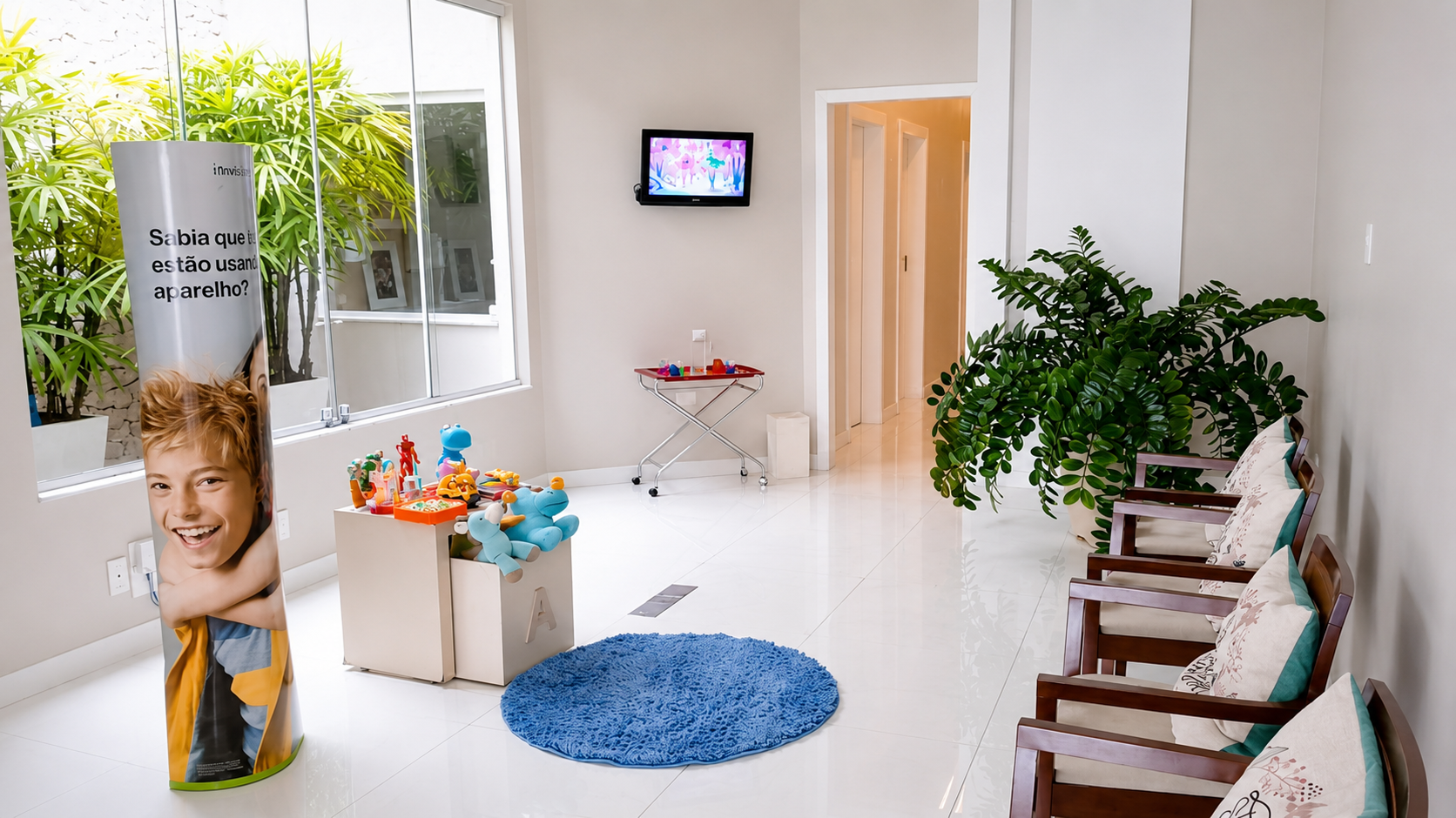 Sala de espera acolhedora da clínica com brinquedos e poltronas
