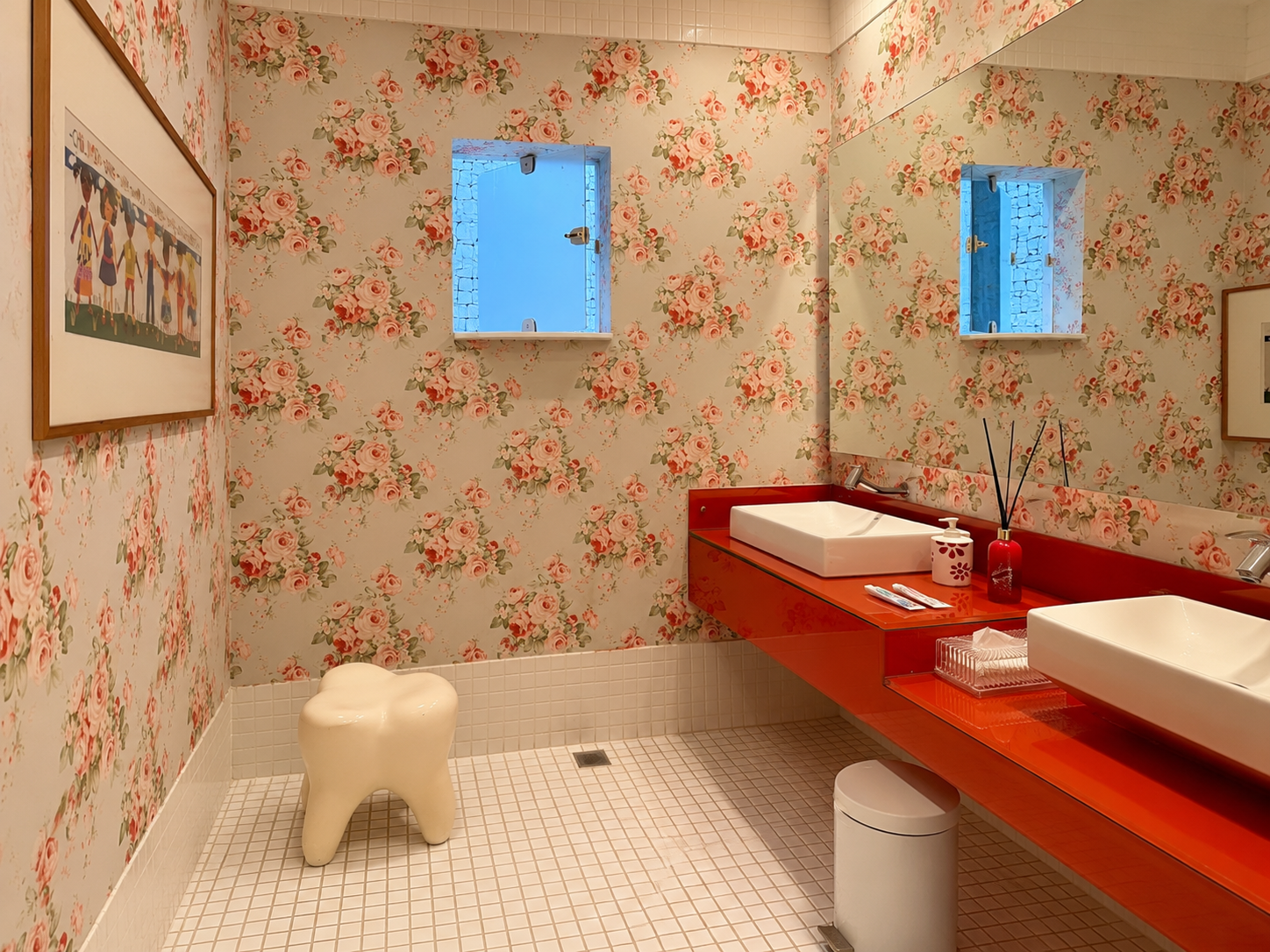 Banheiro decorado com papel de parede floral e espelhos