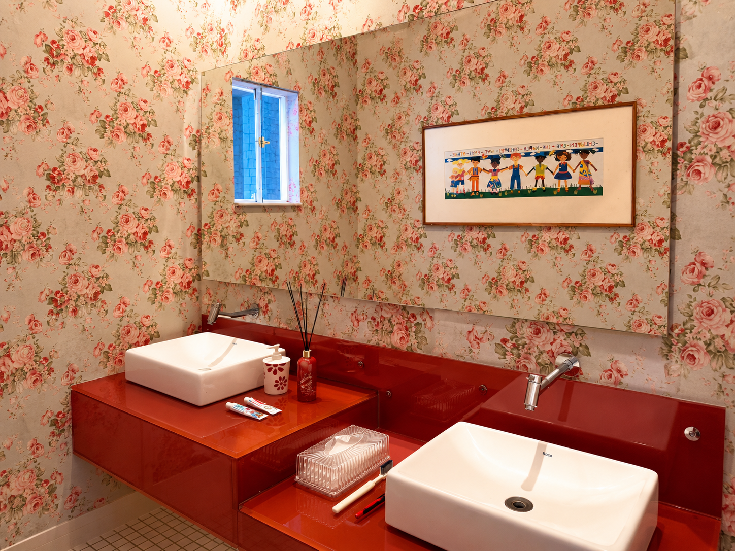 Banheiro acolhedor com detalhes florais e bancada vermelha