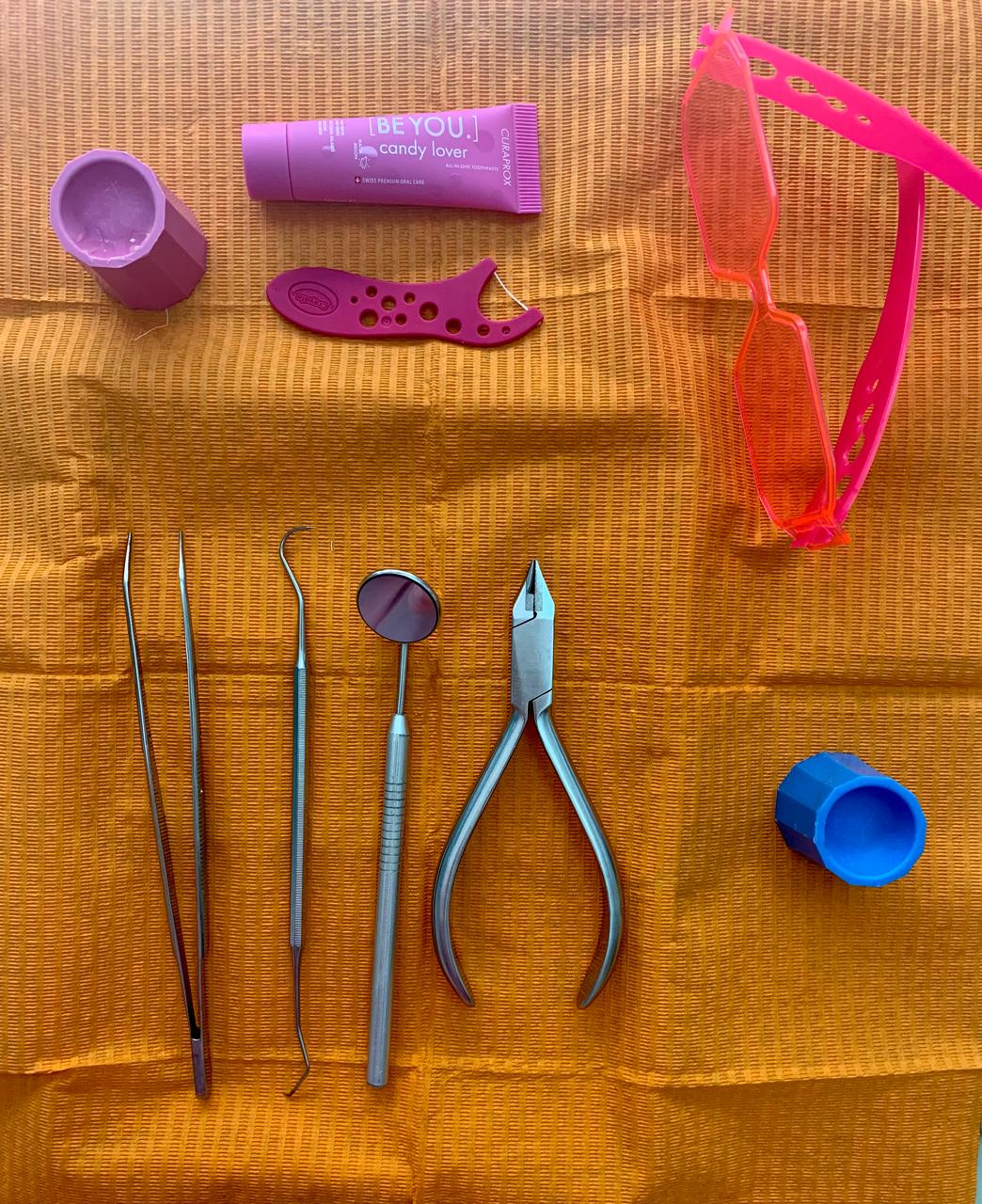 Instrumentos e acessórios odontológicos coloridos