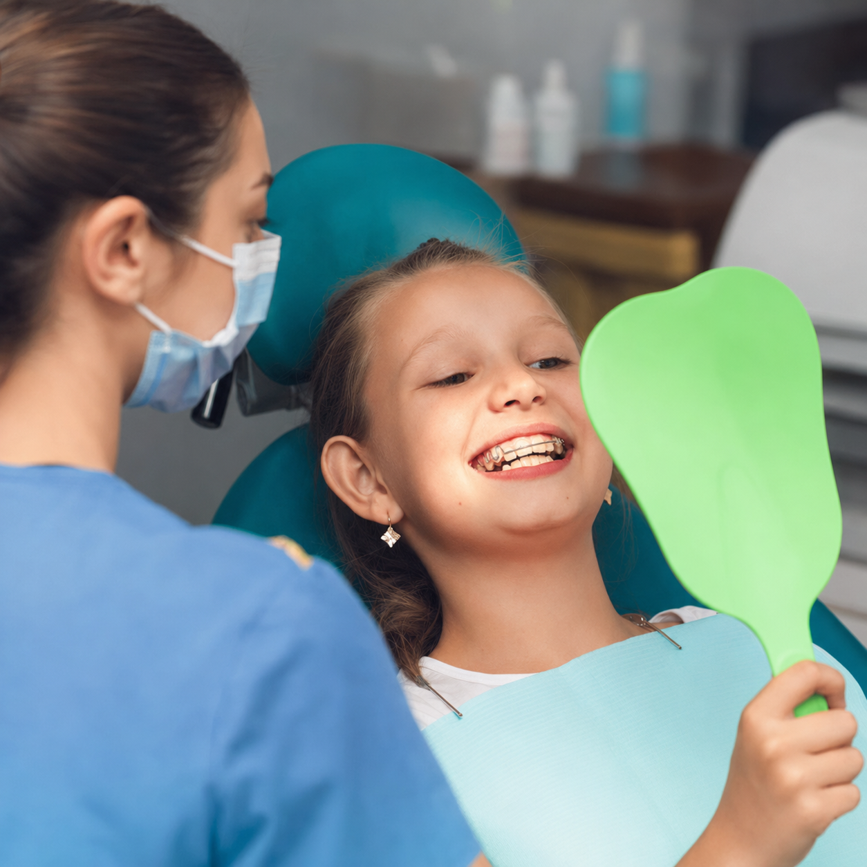 Criança observando seu sorriso durante acompanhamento facial