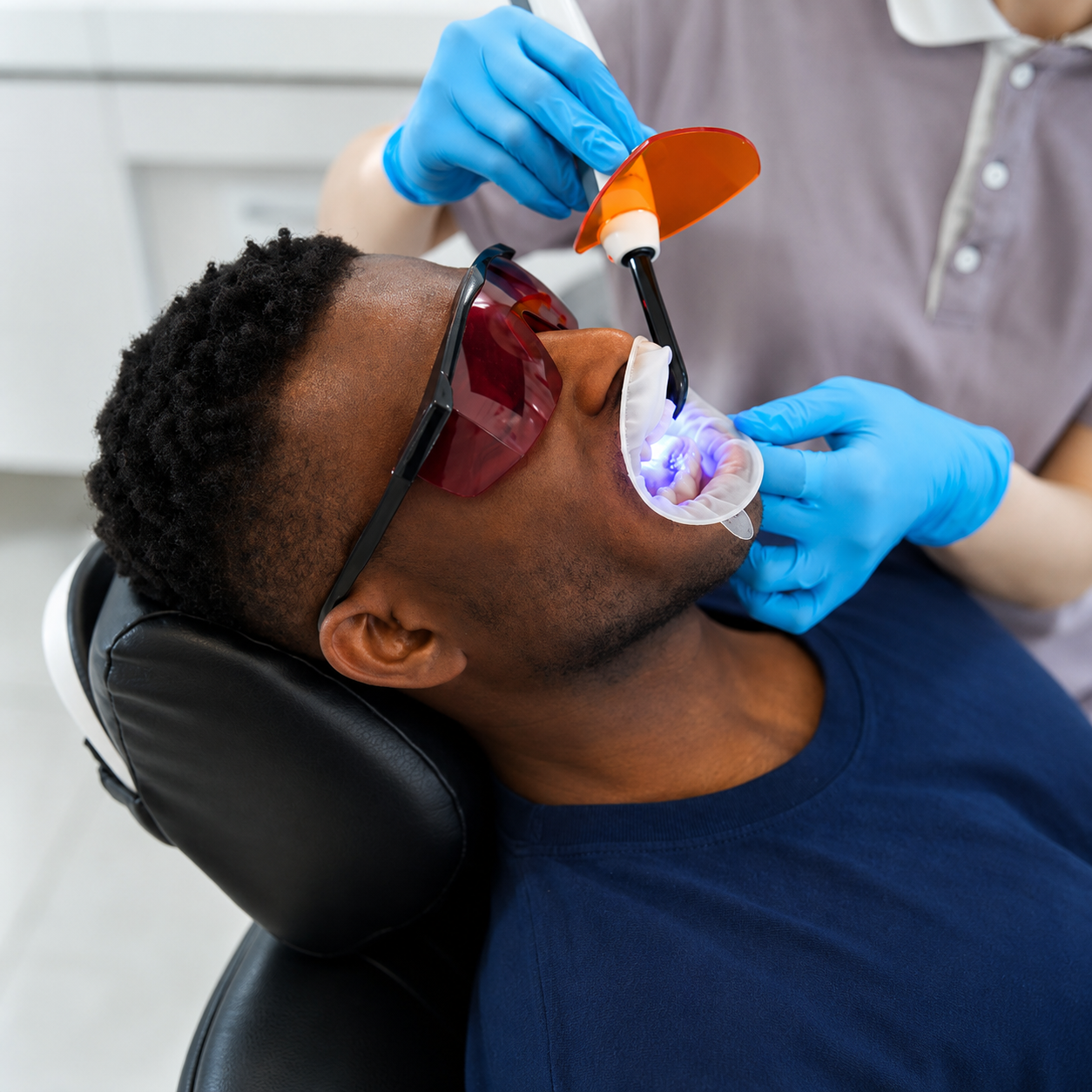 Paciente realizando clareamento dental em consultório odontológico